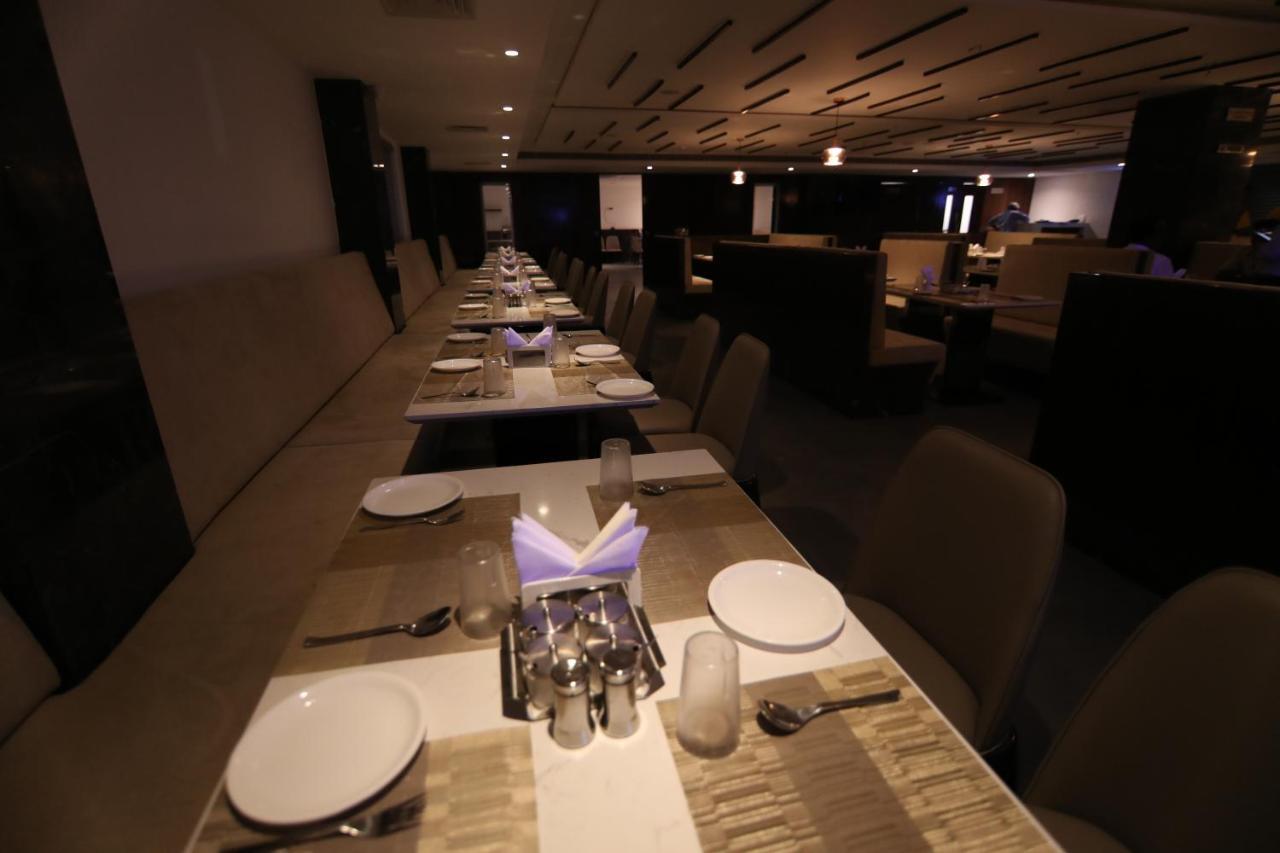 Sri Sri Sri Hotel Khammam Ngoại thất bức ảnh