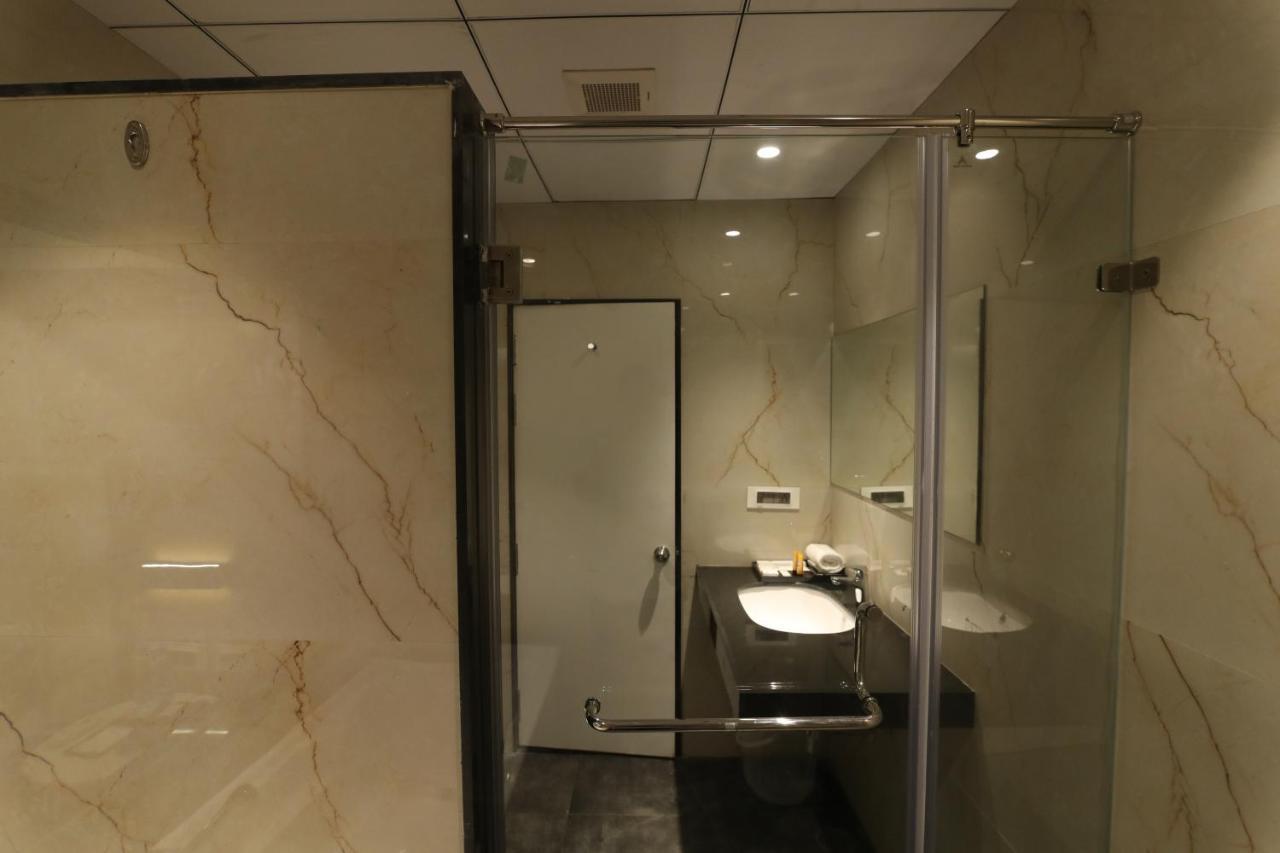 Sri Sri Sri Hotel Khammam Ngoại thất bức ảnh