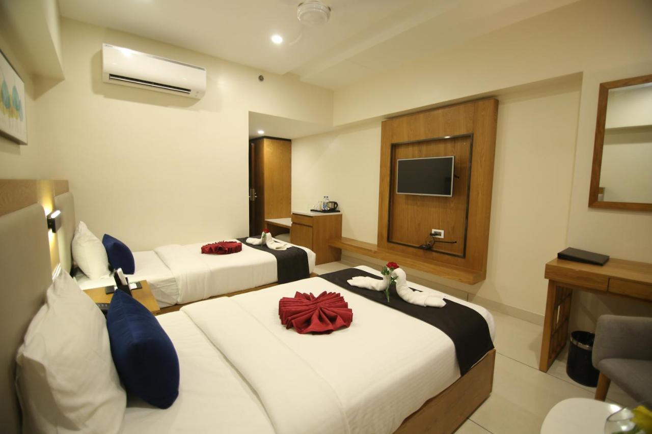 Sri Sri Sri Hotel Khammam Ngoại thất bức ảnh