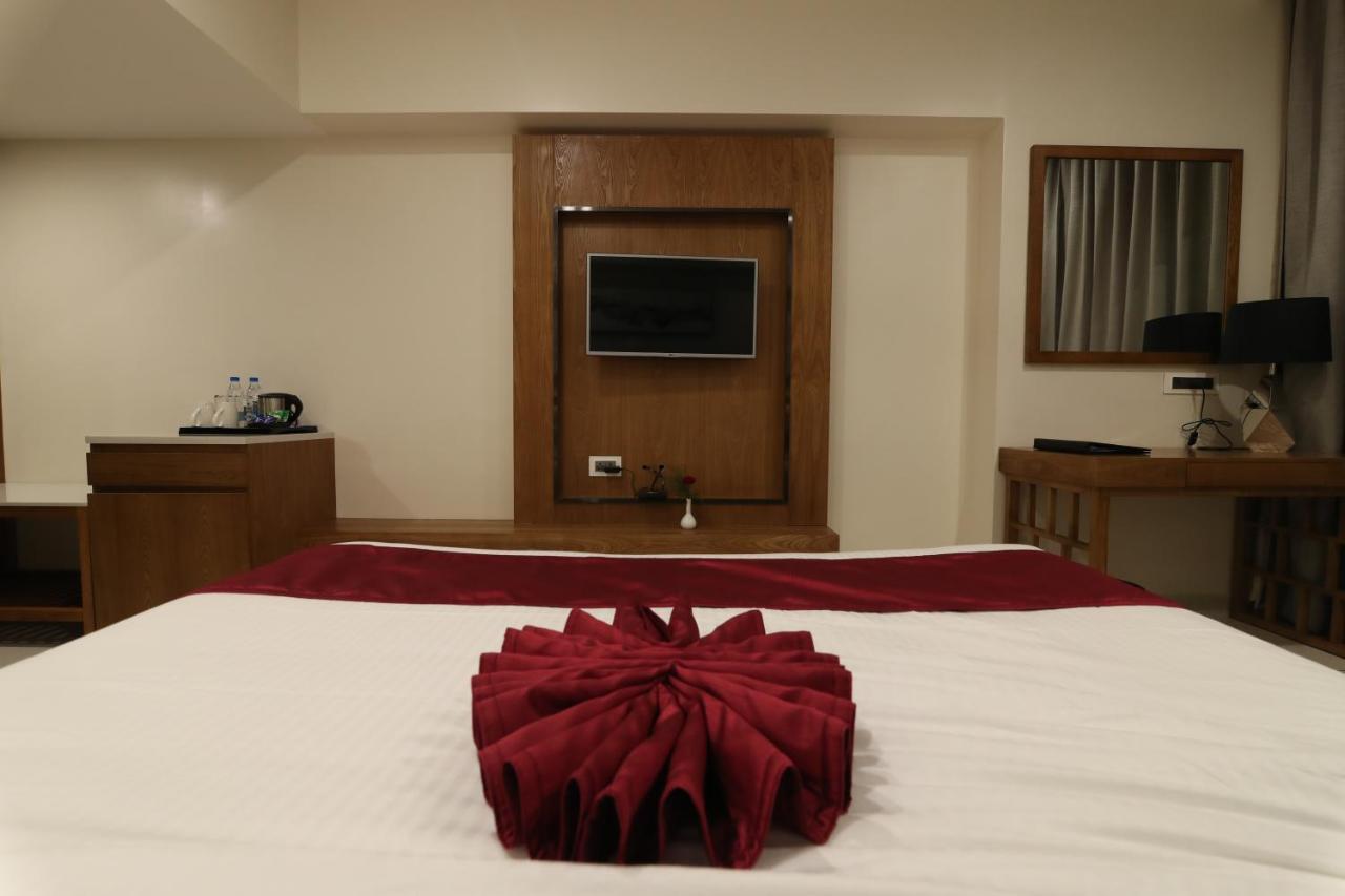 Sri Sri Sri Hotel Khammam Ngoại thất bức ảnh