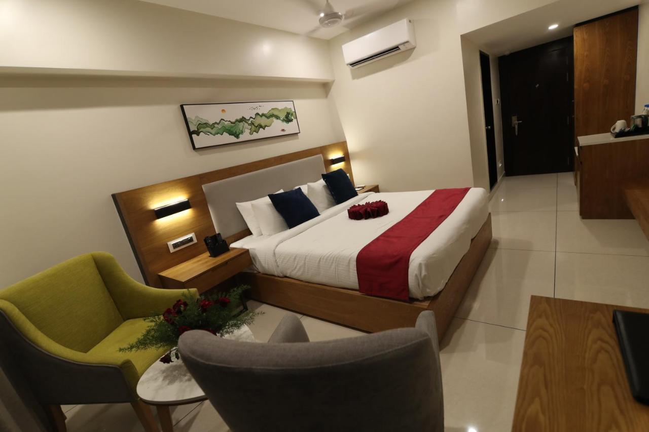 Sri Sri Sri Hotel Khammam Ngoại thất bức ảnh