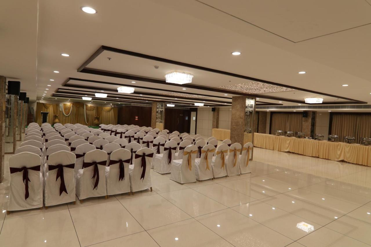 Sri Sri Sri Hotel Khammam Ngoại thất bức ảnh