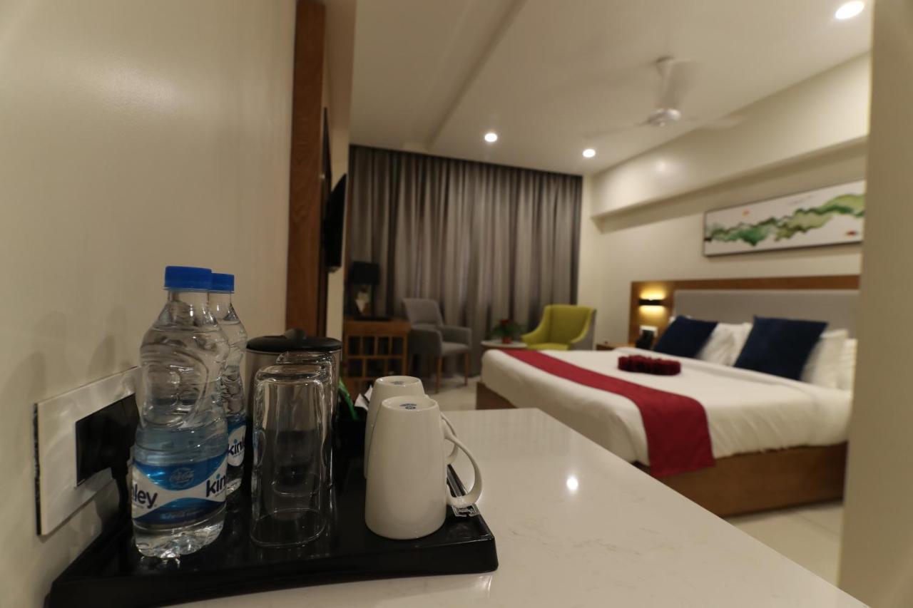 Sri Sri Sri Hotel Khammam Ngoại thất bức ảnh