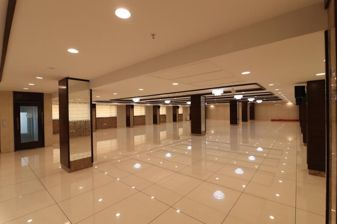 Sri Sri Sri Hotel Khammam Ngoại thất bức ảnh