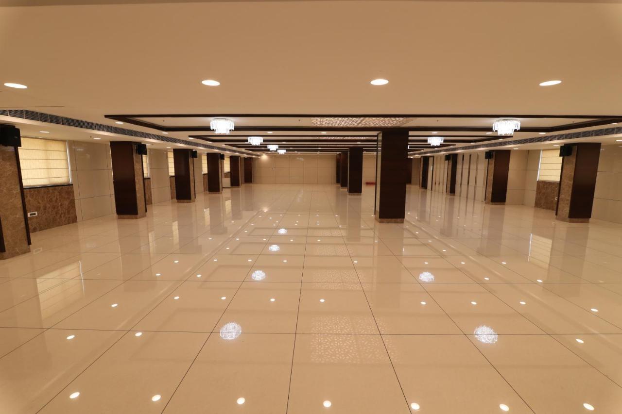 Sri Sri Sri Hotel Khammam Ngoại thất bức ảnh