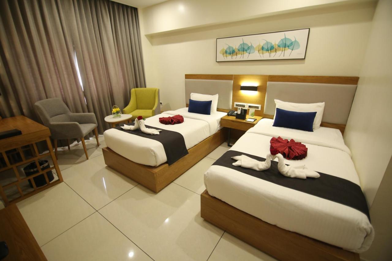 Sri Sri Sri Hotel Khammam Ngoại thất bức ảnh