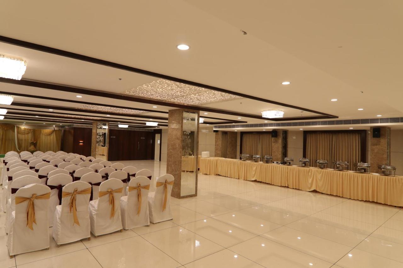 Sri Sri Sri Hotel Khammam Ngoại thất bức ảnh