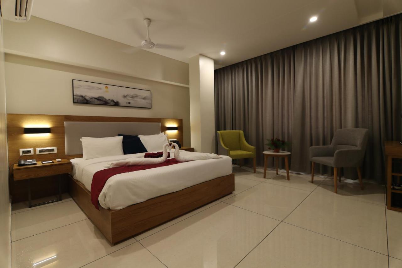 Sri Sri Sri Hotel Khammam Ngoại thất bức ảnh
