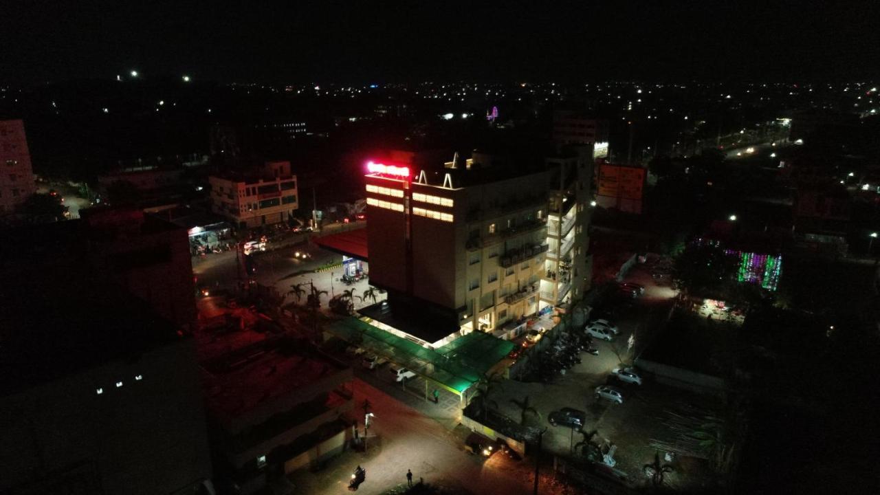 Sri Sri Sri Hotel Khammam Ngoại thất bức ảnh