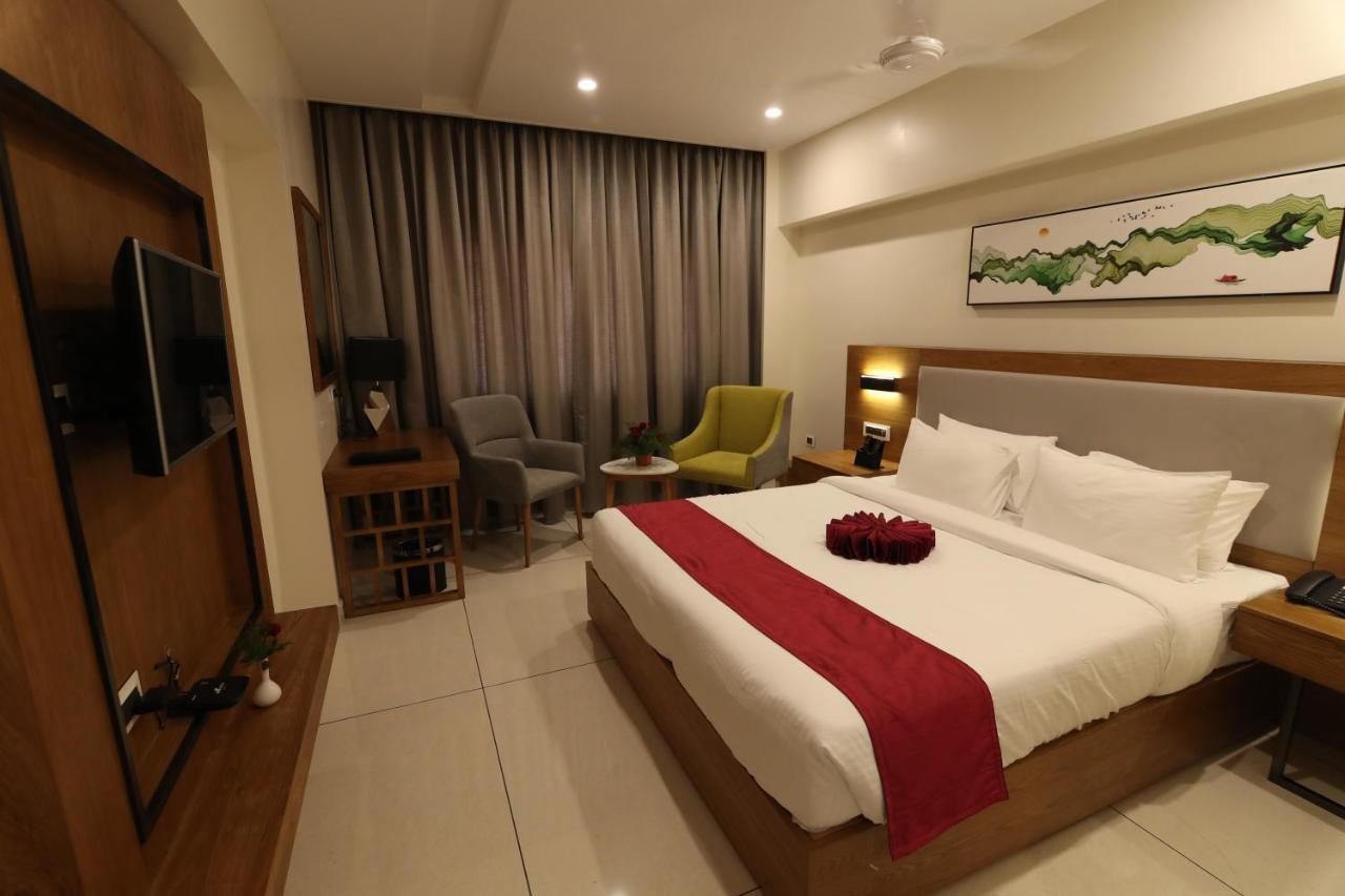 Sri Sri Sri Hotel Khammam Ngoại thất bức ảnh